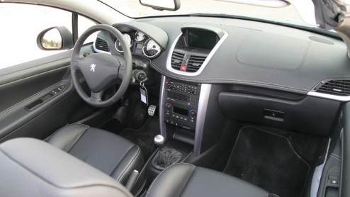 Veiligheid, degelijkheid en uitrusting zijn vandaag zo belangrijk geworden dat ze al te letterlijk een forse steen bijdragen aan het autogewicht. De nieuwe Peugeot 207 CC lijkt daardoor wel van massie
