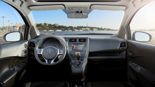 De Yaris Verso is terug! Toyota noemt de nieuwe compacte MPV nu Verso-S en presenteert m op de Paris Motorshow begin oktober. In de eerste helft van 2011 staat de nieuwe ruimtelijke telg in de show