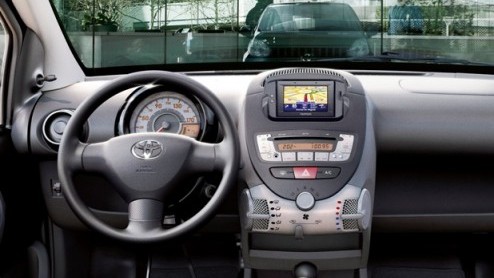 Toyota toont op de Paris Motor Show een nieuw, praktisch snufje voor de Aygo; geintegreerde navigatie bovenaan het dashboard met de naam Aygo Connect.
