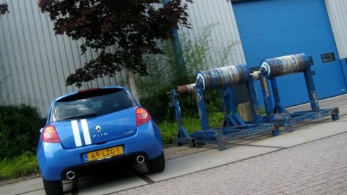 In een tijd van downsizing en turbokracht zijn veel pks onder de kap een fluitje van een cent te realiseren. Steeds vaker worden we verwend met klein maar krachtig, soepel en zuinig. In die optiek