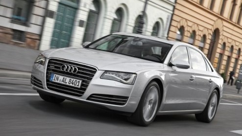 Audi meldt nog maar even fijntjes wat de A8 Lang moet gaan kosten. De limousine met verlengde wielbasis is halverwege deze maand te bestellen vanaf 99.600 euro, waarna de eerste exemplaren na de jaarw