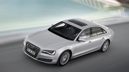 Audi meldt nog maar even fijntjes wat de A8 Lang moet gaan kosten. De limousine met verlengde wielbasis is halverwege deze maand te bestellen vanaf 99.600 euro, waarna de eerste exemplaren na de jaarw