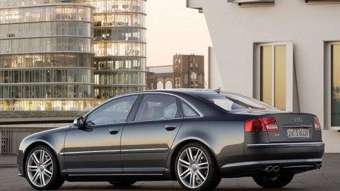 Als je al een heerlijke V8-motor kunt bestellen en een beer van een zesliter W12, dan mag je je wel afvragen waarom Audi zonodig een Lamborghini V10-motor voor de sportversie van de A8 moest transplan