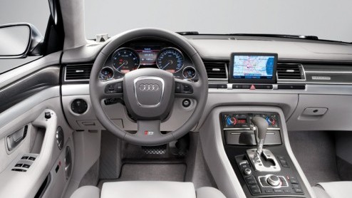 Als je al een heerlijke V8-motor kunt bestellen en een beer van een zesliter W12, dan mag je je wel afvragen waarom Audi zonodig een Lamborghini V10-motor voor de sportversie van de A8 moest transplan