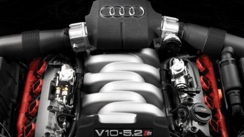 Als je al een heerlijke V8-motor kunt bestellen en een beer van een zesliter W12, dan mag je je wel afvragen waarom Audi zonodig een Lamborghini V10-motor voor de sportversie van de A8 moest transplan