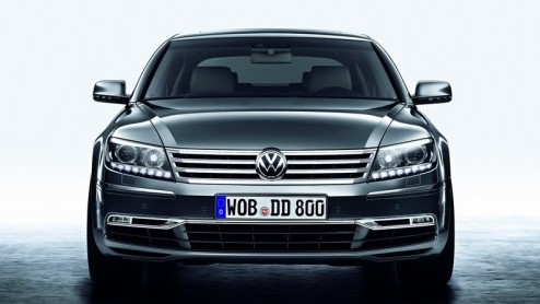Nadat Volkswagen eerder het doek van de vernieuwde Phaeton af haalde is het nu tijd voor de prijzen. De ondergewaardeerde luxe-limousine is met keuze uit drie benzinemotoren of een diesel vanaf nu ver
