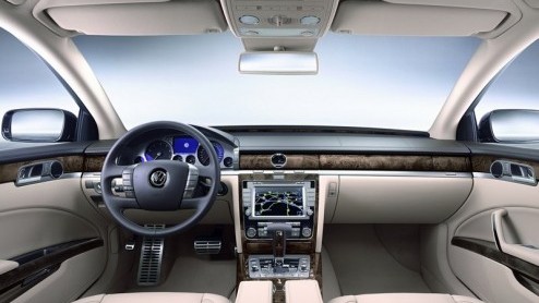 Nadat Volkswagen eerder het doek van de vernieuwde Phaeton af haalde is het nu tijd voor de prijzen. De ondergewaardeerde luxe-limousine is met keuze uit drie benzinemotoren of een diesel vanaf nu ver