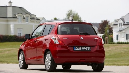 Suzuki heeft de nieuwe Swift klaargezet bij de dealer. De nieuwe generatie is nog altijd een echte Swift, maar combineert dat meer ruimte, nog betere rijeigenschappen en zuiniger motoren. Prijzen begi