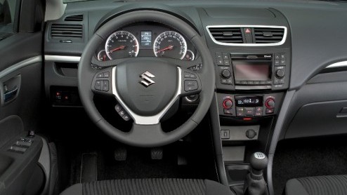 Suzuki heeft de nieuwe Swift klaargezet bij de dealer. De nieuwe generatie is nog altijd een echte Swift, maar combineert dat meer ruimte, nog betere rijeigenschappen en zuiniger motoren. Prijzen begi