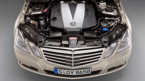 Zoals aangekondigd geeft Mercedes-Benz de 350 CDI dieselmotor in de E-Klasse een krachtkuur. De zescilinder krijgt er ruim dertig pk bij en wordt tegelijkertijd zuiniger, waardoor zowel de sedan als E
