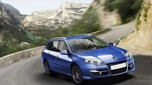 Renault vindt het de tijd de Laguna een faceliftje te geven. Voor de uiterlijke vernieuwing lijkt dat begrip nogal letterlijk te zijn genomen. Dit zijn de eerste beelden, van zowel de hatchback als de