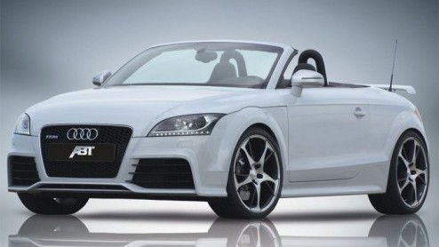 Na een kennismaking met de Audi TT RS eerder konden we het topmodel van de Roadster-Coupe niet betichten van enige traagheid. ABT vond dat de 2.5 liter turbomotor met 340 pk nog wel een duwtje in de r