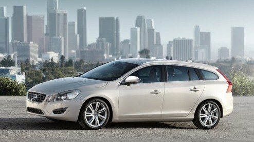 Nadat vorige week de productie van de Volvo V60 officieel is gestart is het nu tijd voor de prijzen. Volvo levert de nieuwe lifestyle combi vanaf 35.995 euro met 1.6 liter turbomotor. De dieselvariant