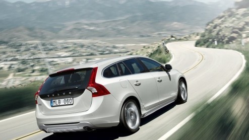 Nadat vorige week de productie van de Volvo V60 officieel is gestart is het nu tijd voor de prijzen. Volvo levert de nieuwe lifestyle combi vanaf 35.995 euro met 1.6 liter turbomotor. De dieselvariant
