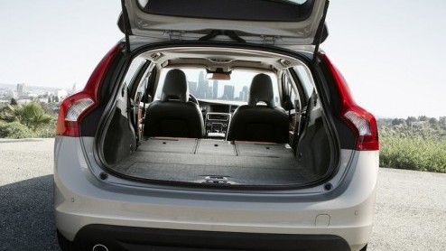 Nadat vorige week de productie van de Volvo V60 officieel is gestart is het nu tijd voor de prijzen. Volvo levert de nieuwe lifestyle combi vanaf 35.995 euro met 1.6 liter turbomotor. De dieselvariant