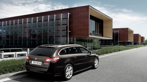 In aanloop naar de officile presentatie van de Peugeot 508 is er nu meer over de Franse middenklasser te vertellen. Peugeots nieuwe telg biedt meer ruimte en elegantie, wordt leverbaar met een extra