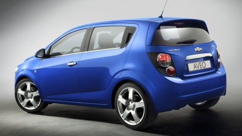 Dit is 'm dan, de nieuwe Chevrolet Aveo! Nog voor de presentatie van de kersverse compacte hatchback op de Autosalon van Parijs zijn nu de eerste beelden van het definitieve resultaat beschikbaar. De