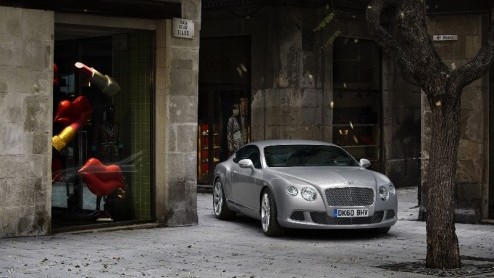 Bentley heeft de Continental GT vernieuwd. Naast een gemoderniseerd uiterlijk en opgewaardeerde cabine wint de machtige W12 aan kracht. Volgend jaar komt er een splinternieuwe 4.0 V8 in de gelederen.