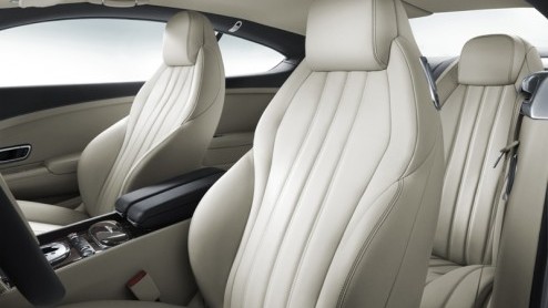 Bentley heeft de Continental GT vernieuwd. Naast een gemoderniseerd uiterlijk en opgewaardeerde cabine wint de machtige W12 aan kracht. Volgend jaar komt er een splinternieuwe 4.0 V8 in de gelederen.