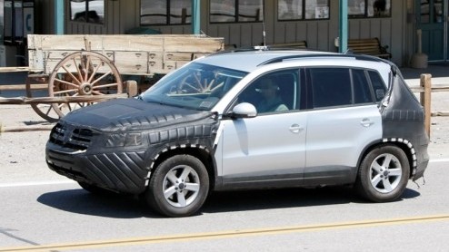 Volkswagen vernieuwt in razend tempo het gamma met facelifts. Ook de in 2007 gepresenteerde Tiguan moet er binnenkort aan geloven. Uit deze spy video blijkt dat de Volkswagen aardig heeft gesleuteld a
