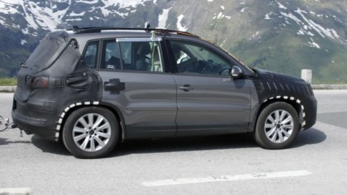 Volkswagen vernieuwt in razend tempo het gamma met facelifts. Ook de in 2007 gepresenteerde Tiguan moet er binnenkort aan geloven. Uit deze spy video blijkt dat de Volkswagen aardig heeft gesleuteld a