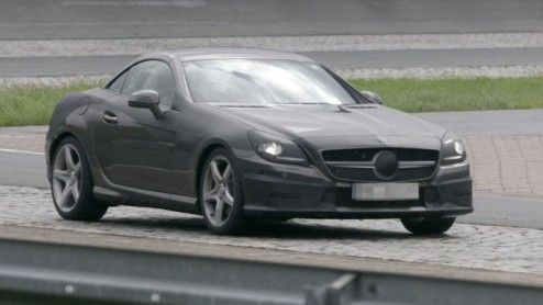 De nieuwe Mercedes-Benz SLK laat steeds meer van zich zien. Nieuwe beelden van de tweezits roadster met inklapbare hardtop geven de indruk dat Das Haus de laatste hand legt aan de derde generatie, die