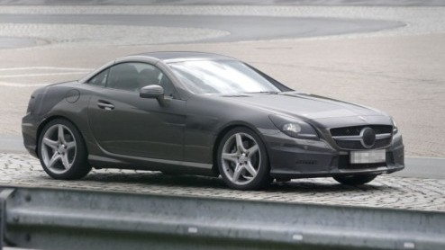De nieuwe Mercedes-Benz SLK laat steeds meer van zich zien. Nieuwe beelden van de tweezits roadster met inklapbare hardtop geven de indruk dat Das Haus de laatste hand legt aan de derde generatie, die