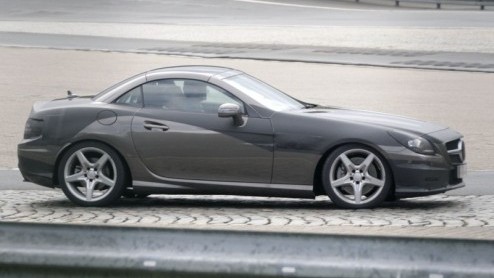 De nieuwe Mercedes-Benz SLK laat steeds meer van zich zien. Nieuwe beelden van de tweezits roadster met inklapbare hardtop geven de indruk dat Das Haus de laatste hand legt aan de derde generatie, die