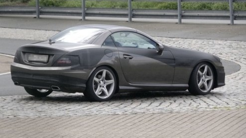 De nieuwe Mercedes-Benz SLK laat steeds meer van zich zien. Nieuwe beelden van de tweezits roadster met inklapbare hardtop geven de indruk dat Das Haus de laatste hand legt aan de derde generatie, die