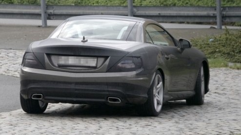 De nieuwe Mercedes-Benz SLK laat steeds meer van zich zien. Nieuwe beelden van de tweezits roadster met inklapbare hardtop geven de indruk dat Das Haus de laatste hand legt aan de derde generatie, die