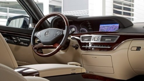 De nieuw ontwikkelde V6 en V8 (turbo)motoren mogen natuurlijk niet aan de Mercedes-Benz S-Klasse voorbij gaan. Het vlaggenschip komt met nieuwe direct ingespoten 350 en 500 motoren zowel krachtiger al