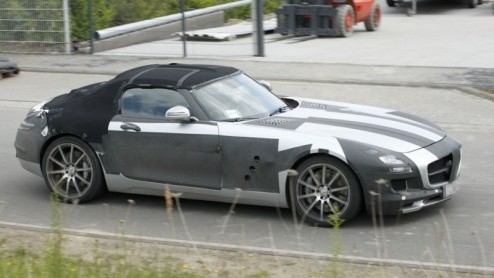 De Mercedes-Benz SLS AMG is een hit. Terwijl menig trotse koper nog wacht op zijn fraaie bolide legt Das Haus de laatste hand aan de SLS Roadster, die eind volgend jaar zal verschijnen.