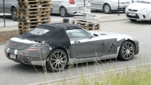 De Mercedes-Benz SLS AMG is een hit. Terwijl menig trotse koper nog wacht op zijn fraaie bolide legt Das Haus de laatste hand aan de SLS Roadster, die eind volgend jaar zal verschijnen.