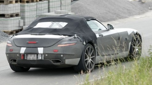 De Mercedes-Benz SLS AMG is een hit. Terwijl menig trotse koper nog wacht op zijn fraaie bolide legt Das Haus de laatste hand aan de SLS Roadster, die eind volgend jaar zal verschijnen.
