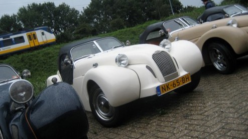 Wel eens van Burton gehoord? De Nederlandse sportwagenfabrikant van  kort gezegd  klassieke roadsters op basis van een Citron 2CV vierde afgelopen zondag haar 10 jarig bestaan. Het feestelijke jubi