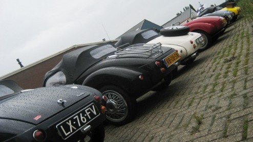 Wel eens van Burton gehoord? De Nederlandse sportwagenfabrikant van  kort gezegd  klassieke roadsters op basis van een Citron 2CV vierde afgelopen zondag haar 10 jarig bestaan. Het feestelijke jubi