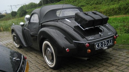 Wel eens van Burton gehoord? De Nederlandse sportwagenfabrikant van  kort gezegd  klassieke roadsters op basis van een Citron 2CV vierde afgelopen zondag haar 10 jarig bestaan. Het feestelijke jubi