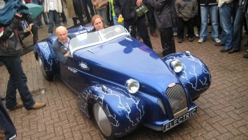 Wel eens van Burton gehoord? De Nederlandse sportwagenfabrikant van  kort gezegd  klassieke roadsters op basis van een Citron 2CV vierde afgelopen zondag haar 10 jarig bestaan. Het feestelijke jubi