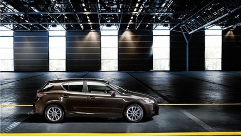 Begin volgende maand presenteert Lexus haar compacte middenklasser CT 200h met hybride-aandrijving, op de Autosalon van Parijs. Een Japanner die toetreedt tot het premium segment van de 1-series en d