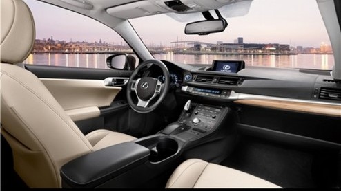 Begin volgende maand presenteert Lexus haar compacte middenklasser CT 200h met hybride-aandrijving, op de Autosalon van Parijs. Een Japanner die toetreedt tot het premium segment van de 1-series en d