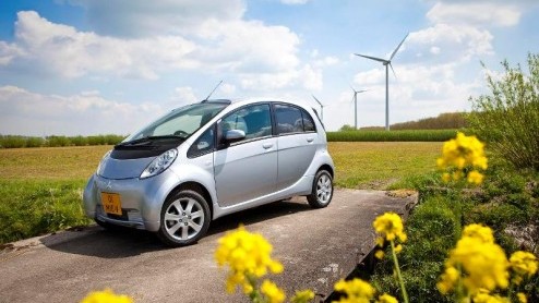 Volgende maand start Mitsubishi de productie van de Europese i-MiEV, het eerste elektrisch aangedreven familielid. Naar verwachting rijden de eerste exemplaren in december ons land binnen, voor de pri