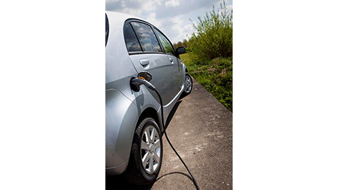 Volgende maand start Mitsubishi de productie van de Europese i-MiEV, het eerste elektrisch aangedreven familielid. Naar verwachting rijden de eerste exemplaren in december ons land binnen, voor de pri