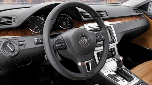 Volkswagen doet diverse optiepakketten van de Passat CC in de aanbieding om de stijlvolle vierdeurscoup eens extra in het daglicht te zetten. Een daarvan  met onder meer navigatie en parkeersensoren