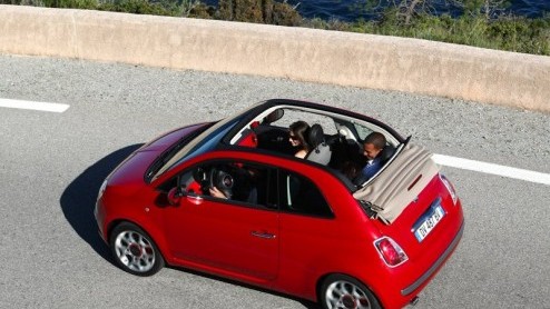 De eerste exemplaren van de superzuinige Fiat 500 TwinAir druppelen ons land binnen en dan is het goed te weten wat deze Italiaan met tweecilinder moet gaan kosten. Prijzen beginnen bij 13.795 euro.