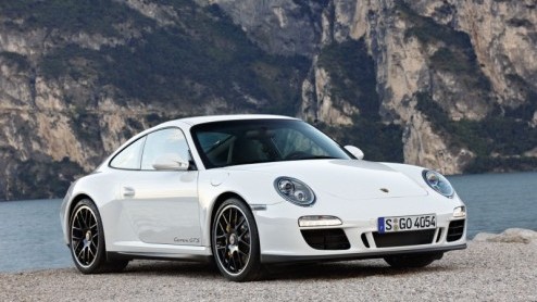 Met de nieuwe Porsche 911 Carrera GTS presenteert Porsche het nieuwe topmodel van het Carrera-modellenprogramma. De nieuwkomer neemt met 408 pk een plaatsje tussen de 911 Carrera S en GT3 en komt als 