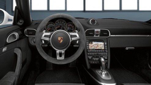 Met de nieuwe Porsche 911 Carrera GTS presenteert Porsche het nieuwe topmodel van het Carrera-modellenprogramma. De nieuwkomer neemt met 408 pk een plaatsje tussen de 911 Carrera S en GT3 en komt als 