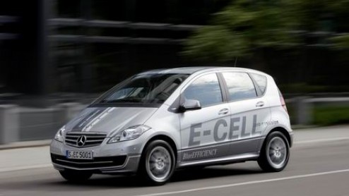 Tijd voor elektrisch vervoer in een vijfpersoons auto? Mercedes-Benz presenteert de A-Klasse E-CELL, met een 95 pk sterke elektromotor en 200 km actieradius. Aan ruimte is evenmin gebrek.