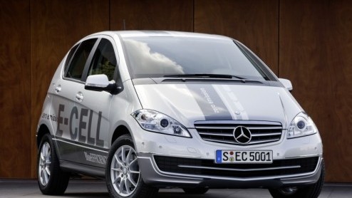 Tijd voor elektrisch vervoer in een vijfpersoons auto? Mercedes-Benz presenteert de A-Klasse E-CELL, met een 95 pk sterke elektromotor en 200 km actieradius. Aan ruimte is evenmin gebrek.
