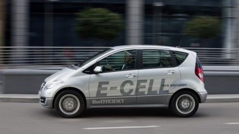 Tijd voor elektrisch vervoer in een vijfpersoons auto? Mercedes-Benz presenteert de A-Klasse E-CELL, met een 95 pk sterke elektromotor en 200 km actieradius. Aan ruimte is evenmin gebrek.