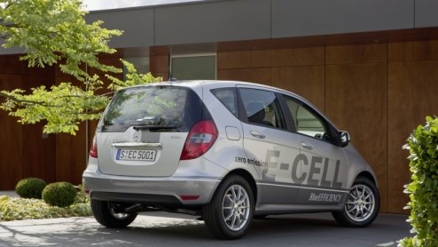 Tijd voor elektrisch vervoer in een vijfpersoons auto? Mercedes-Benz presenteert de A-Klasse E-CELL, met een 95 pk sterke elektromotor en 200 km actieradius. Aan ruimte is evenmin gebrek.